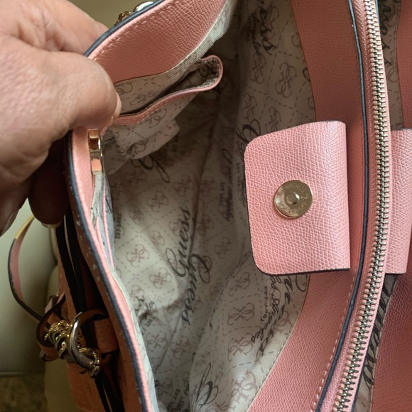 Guess multiple pockets Peach/Pink Handbag Xcellent Condition - Picture 11 of 13